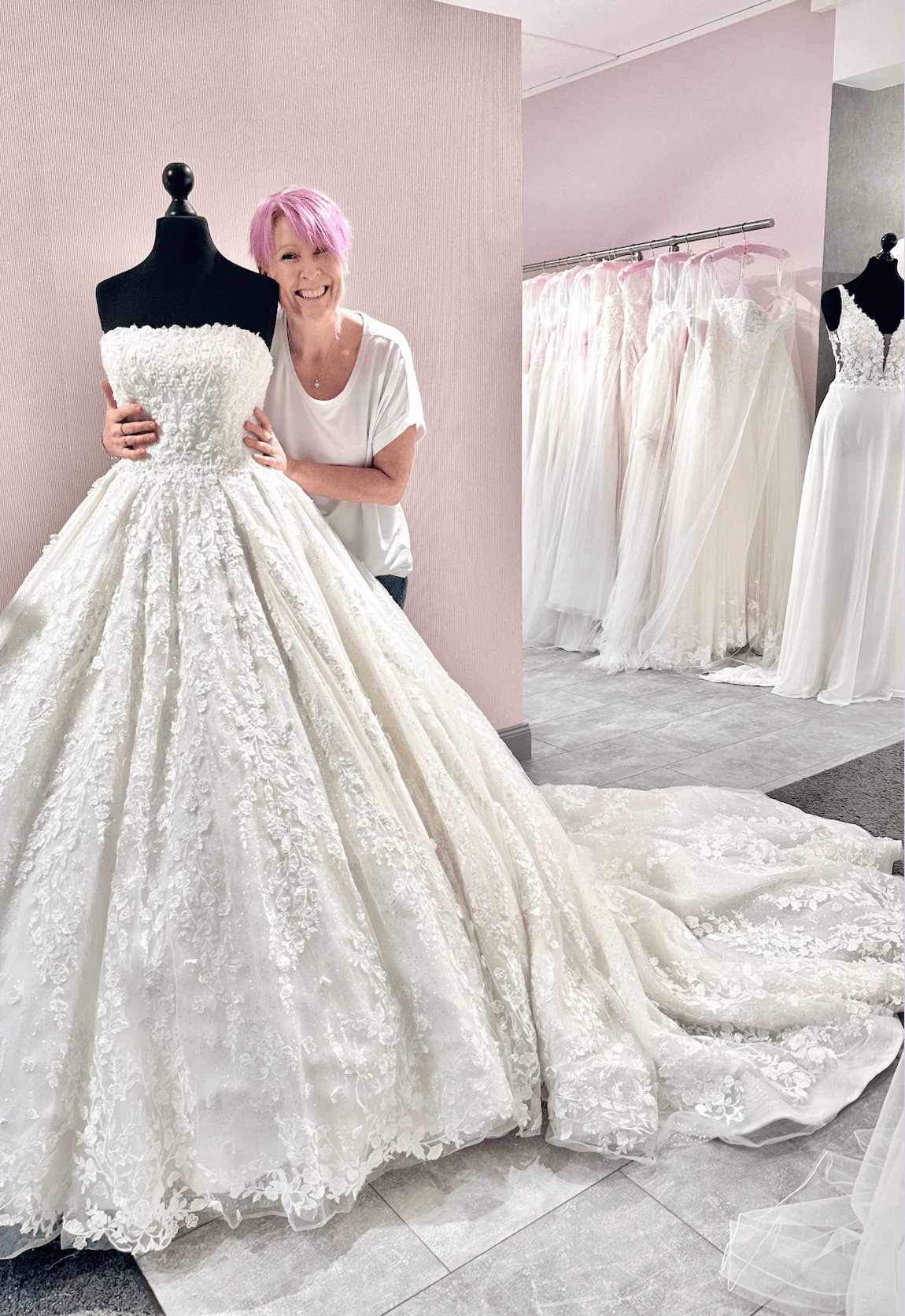 Tanja von Liebreiz mit Brautkleid im Store