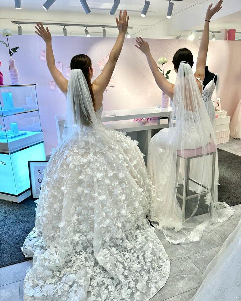 Zwei Bräute an der Theke bei Liebreiz