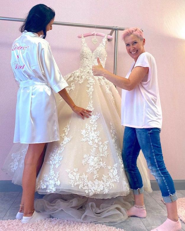 Emotionale Szene mit Braut im Liebreiz Wedding Store