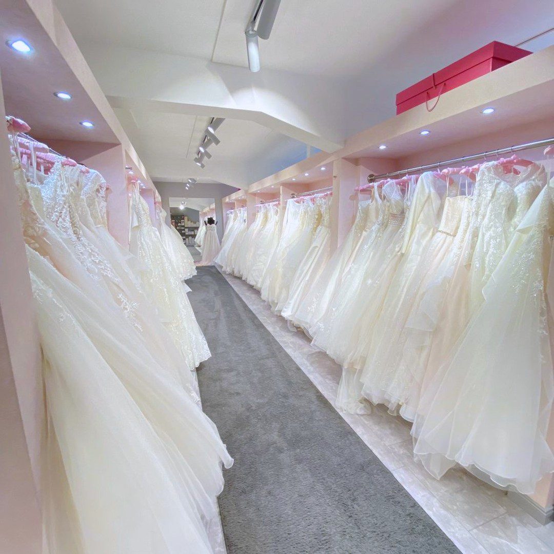 Kleidergang mit großer Brautkleid-Auswahl bei Liebreiz